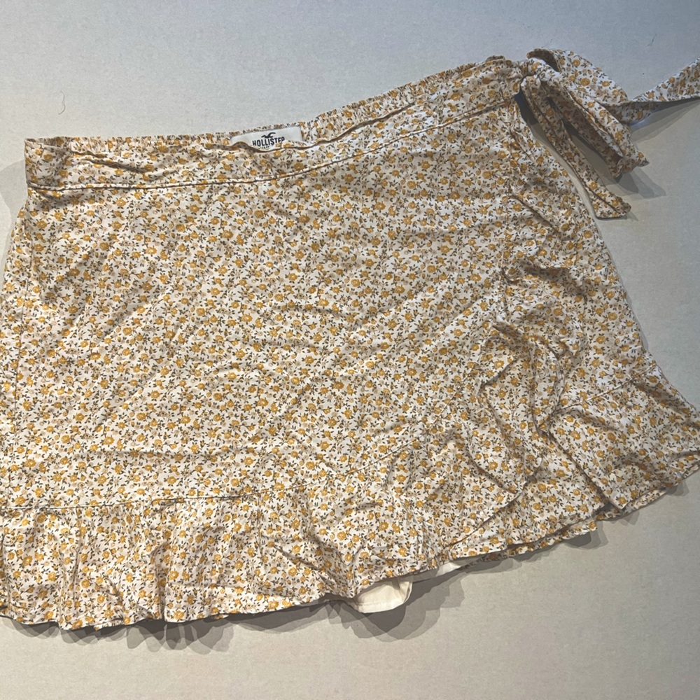 Hollister skort size large floral yellow and white like new